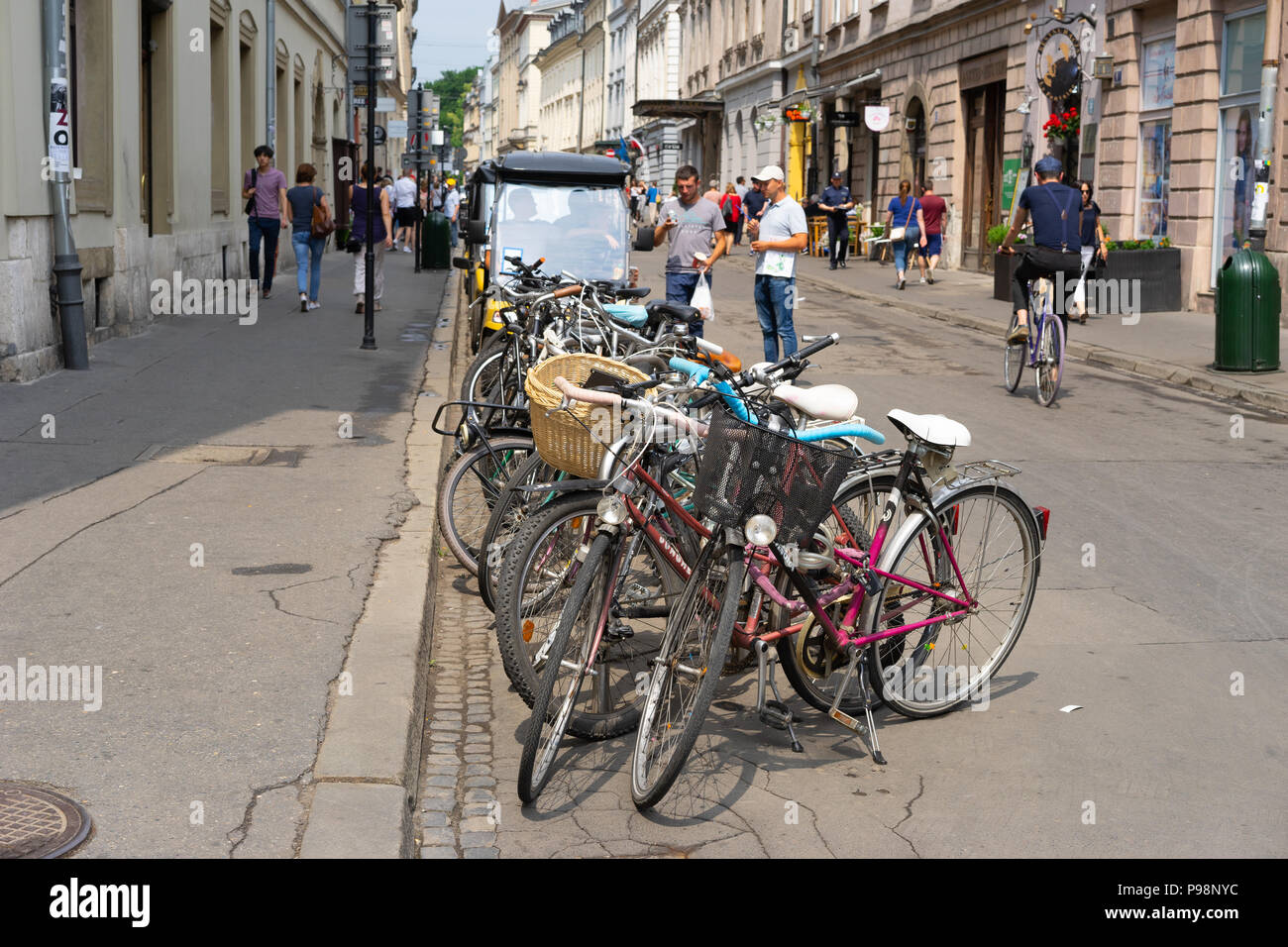 Les vélos garés sur une rue de Cracovie, Pologne, Europe. Banque D'Images