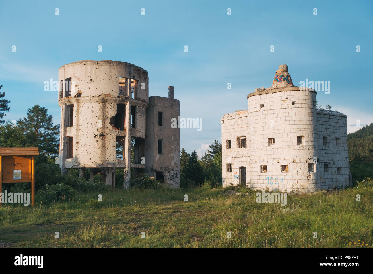 Les ruines de Bistrik Tower, à l'origine une fortification austro-hongrois, puis est devenu le Čolina Kapa Observatoire, au sommet du mont Trebević, Sarajevo Banque D'Images