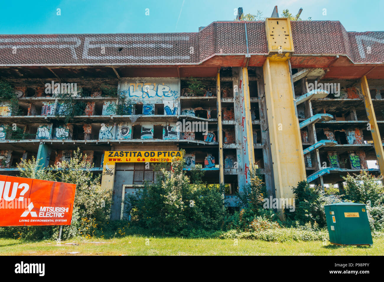 Une maison de soins abandonnée de plusieurs étages à Nedžarici, Sarajevo. La construction a été achevée juste avant le début de la guerre et elle n'a jamais été utilisée Banque D'Images