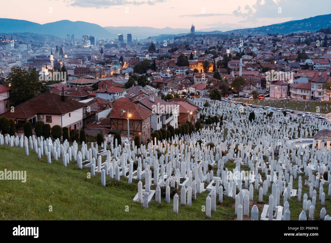 Donnant sur la magnifique ville de Sarajevo au coucher du soleil à partir de la forteresse Tabija Žuta (jaune). Le cimetière Kovači peut être vu dans l'avant-plan Banque D'Images