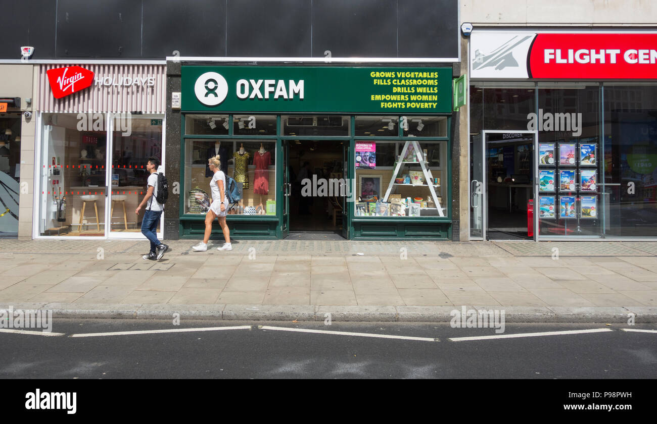 Magasin de charité Oxfam fenêtre sur Kensington High Street, London, UK Banque D'Images
