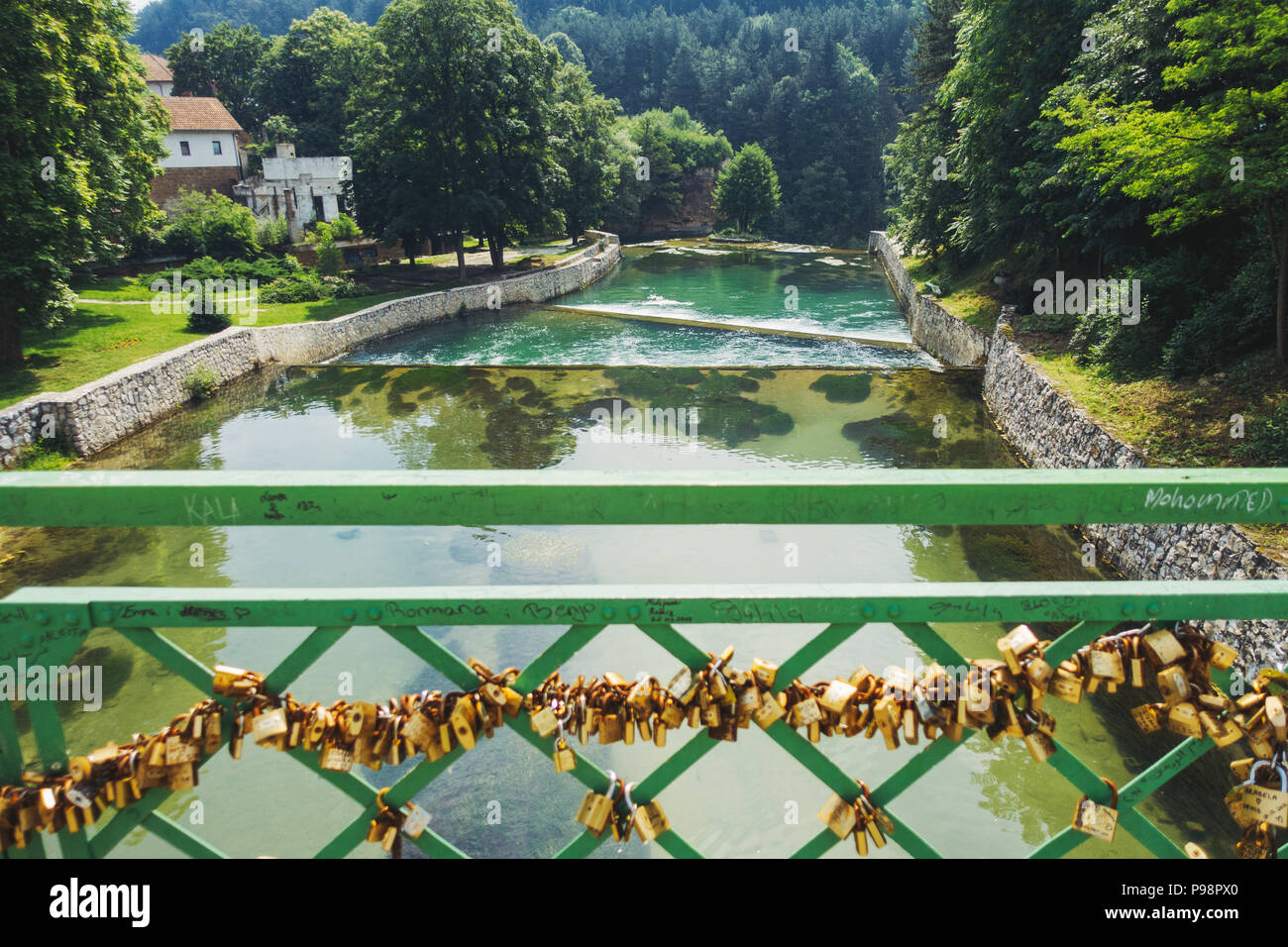 Nombre de petites enclos attachées à une rampe sur une passerelle au-dessus de la rivière Pliva, dans la ville de Jajce, Bosnie-Herzégovine Banque D'Images