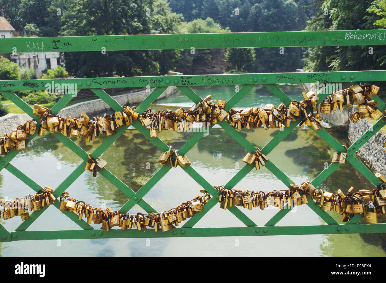 Nombre de petites enclos attachées à une rampe sur une passerelle au-dessus de la rivière Pliva, dans la ville de Jajce, Bosnie-Herzégovine Banque D'Images