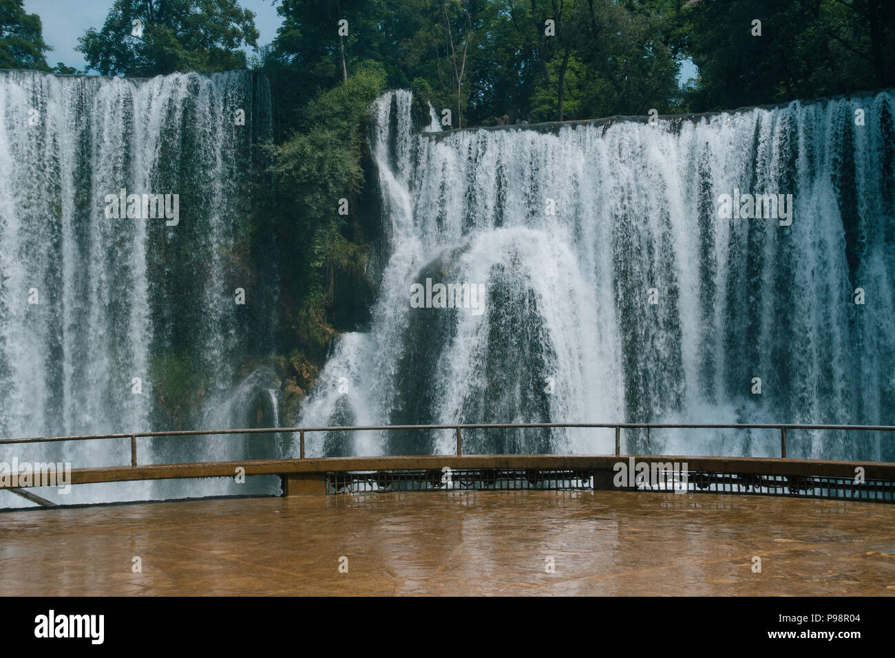 La chute d'eau de Pliva, l'une des principales attractions touristiques de la petite ville de Jajce, Bosnie-Herzégovine Banque D'Images