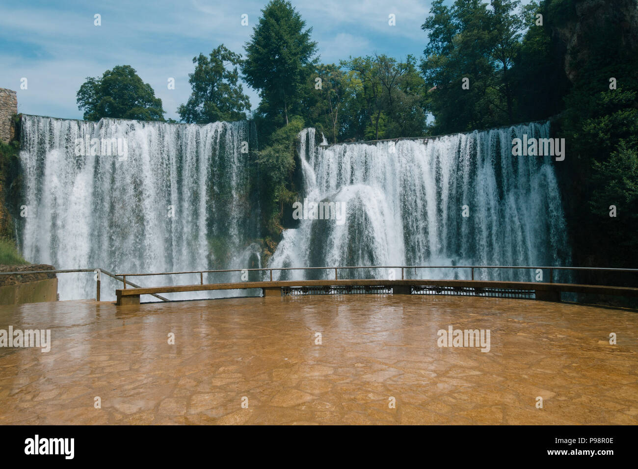 La chute d'eau de Pliva, l'une des principales attractions touristiques de la petite ville de Jajce, Bosnie-Herzégovine Banque D'Images