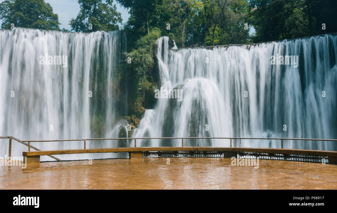La chute d'eau de Pliva, l'une des principales attractions touristiques de la petite ville de Jajce, Bosnie-Herzégovine Banque D'Images