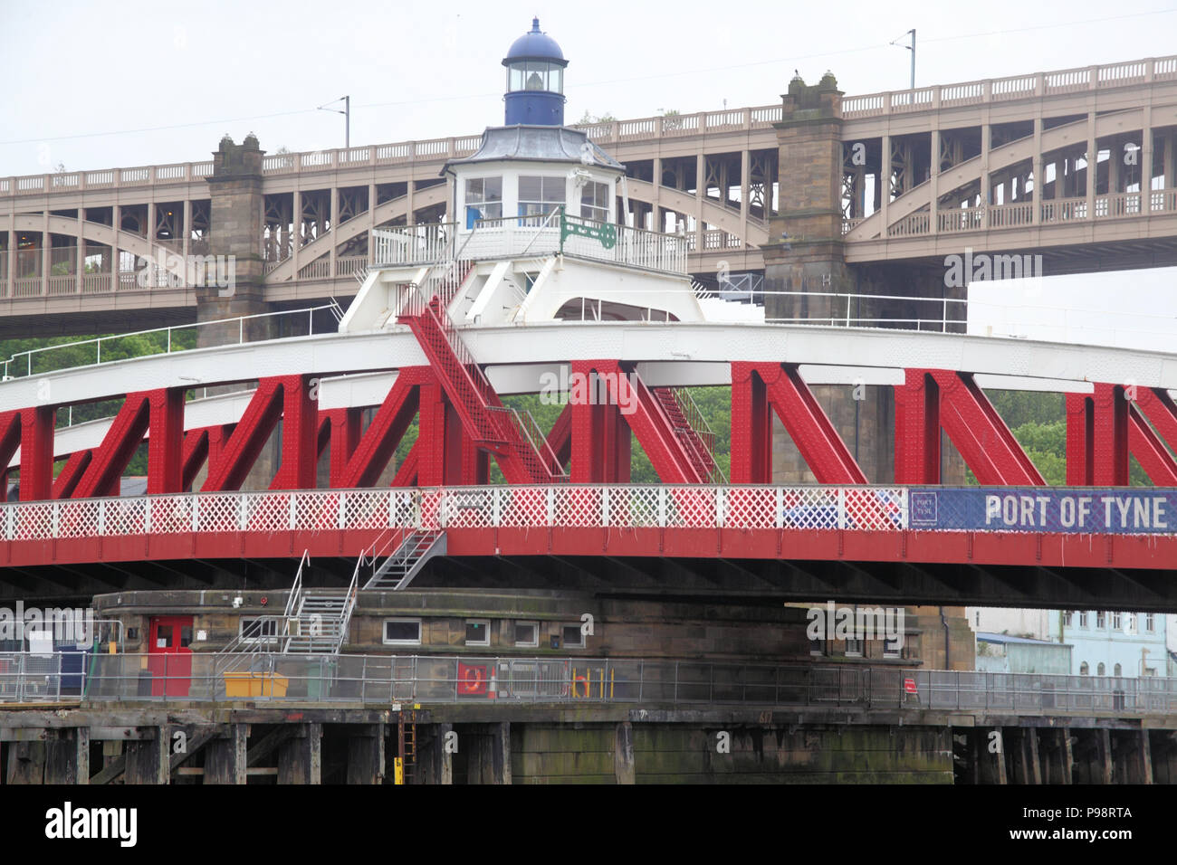 Les ponts de Newcastle et Gateshead traversant la rivière Tyne, metro rail principal de transport ferroviaire et routier. Banque D'Images