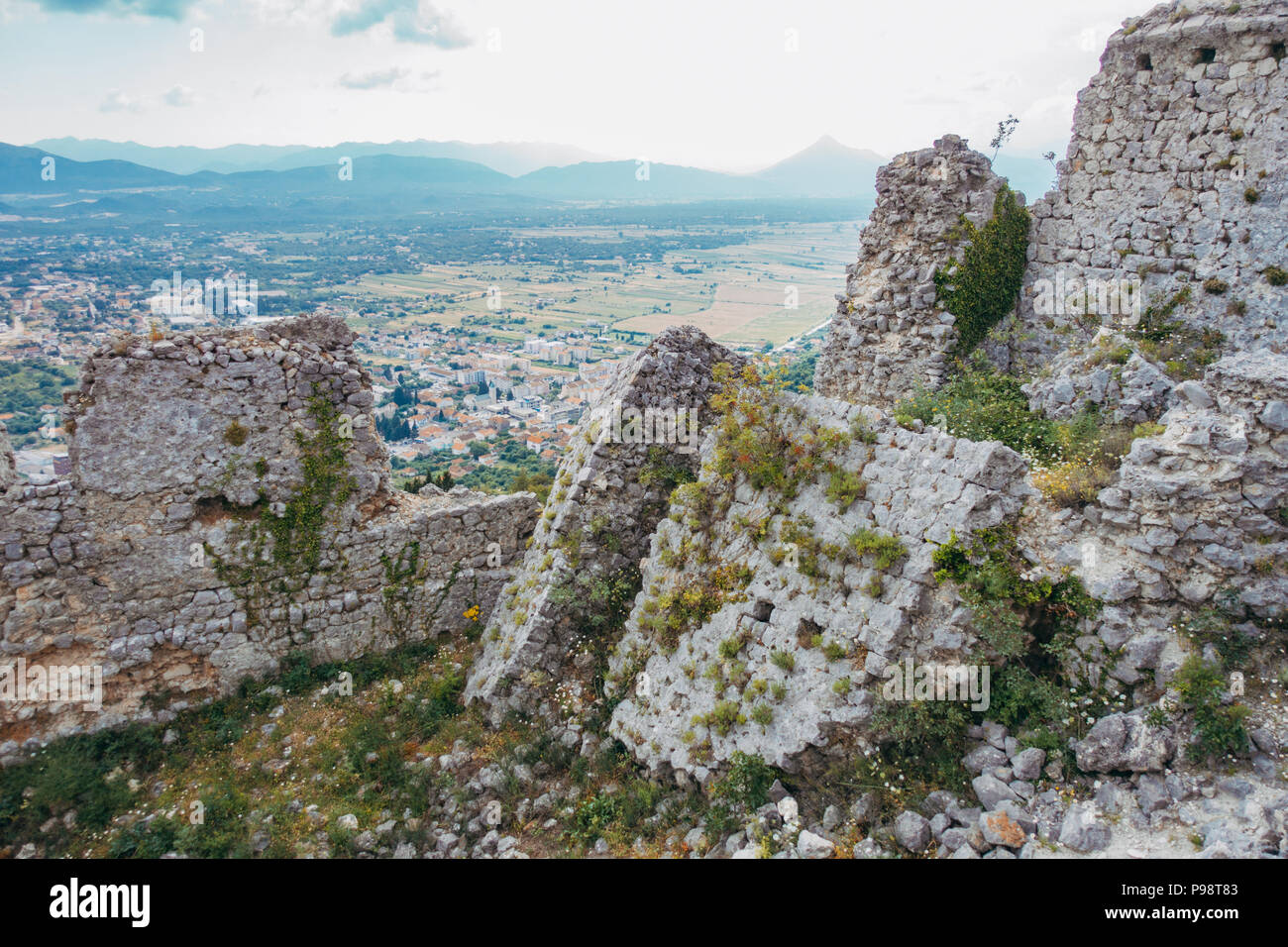 Les négligés et envahis par la forteresse médiévale de Stjepan Vukčić Kosača Herzog au sommet d'une colline près de Ljubuski, BiH Banque D'Images