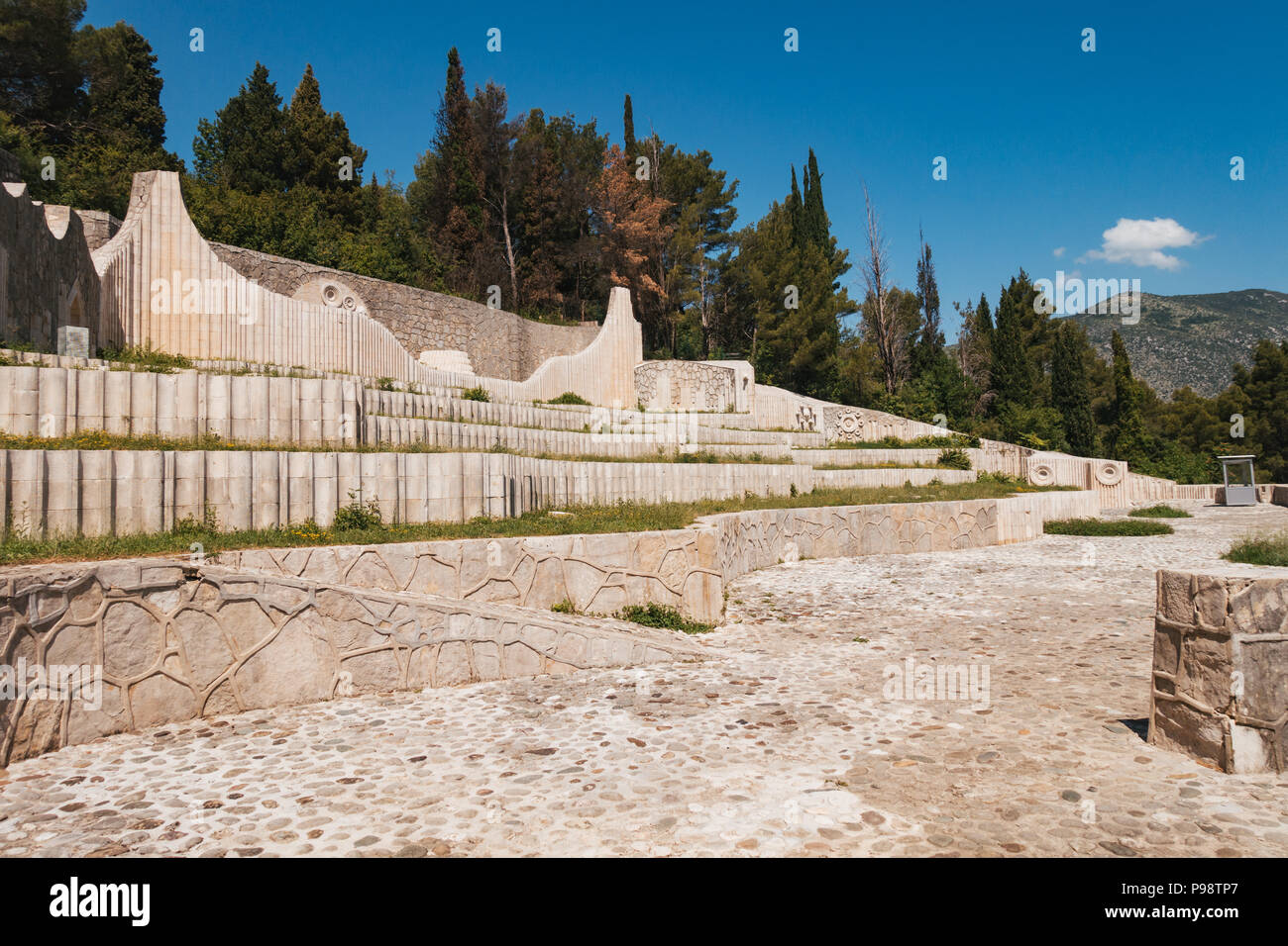 Les courbes de balayage inhabituelle et sculptures de béton commémorer les partisans yougoslaves tués dans la seconde guerre mondiale à la Partisan Memorial Cemetery à Mostar Banque D'Images