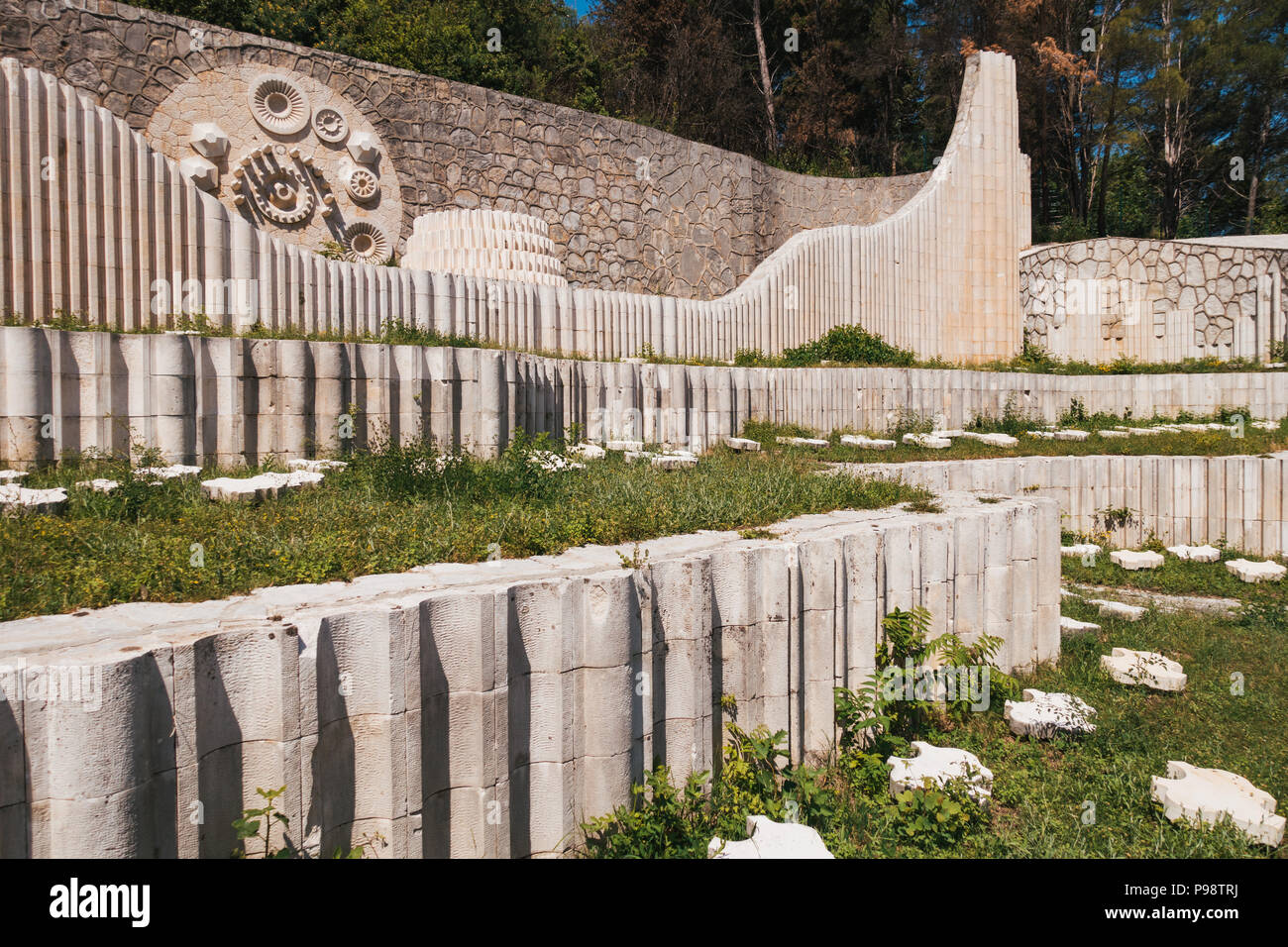 Les courbes de balayage inhabituelle et sculptures de béton commémorer les partisans yougoslaves tués dans la seconde guerre mondiale à la Partisan Memorial Cemetery à Mostar Banque D'Images