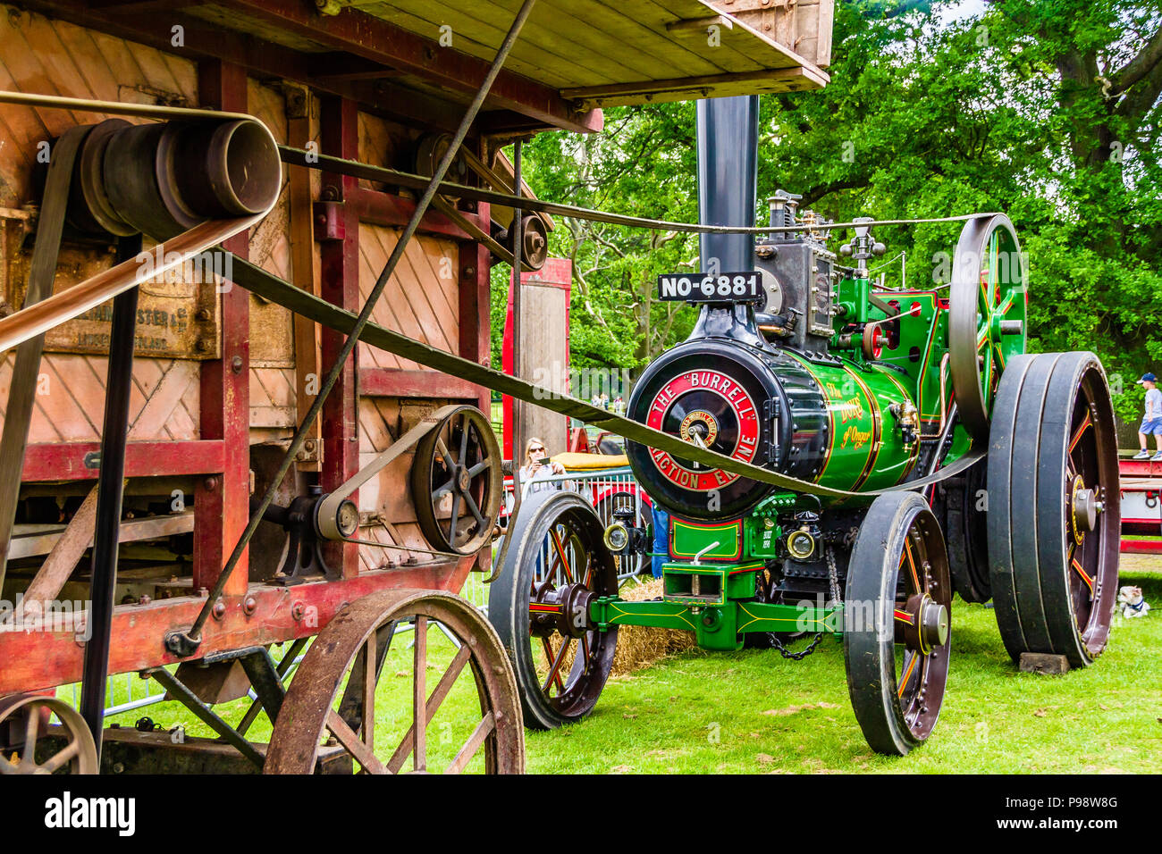 Vieux moteur à vapeur l'exploitation d'une machine de mise en balles comme une démonstration de la Northumberland County Show, UK, mai 2018. Banque D'Images