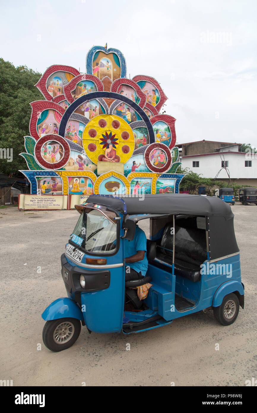 Ornements colorés pour célébrer le Vesak bouddhiste festival à Colombo, Sri Lanka. L'appareil floral multicolore est connu comme un Vesak Thoran Banque D'Images