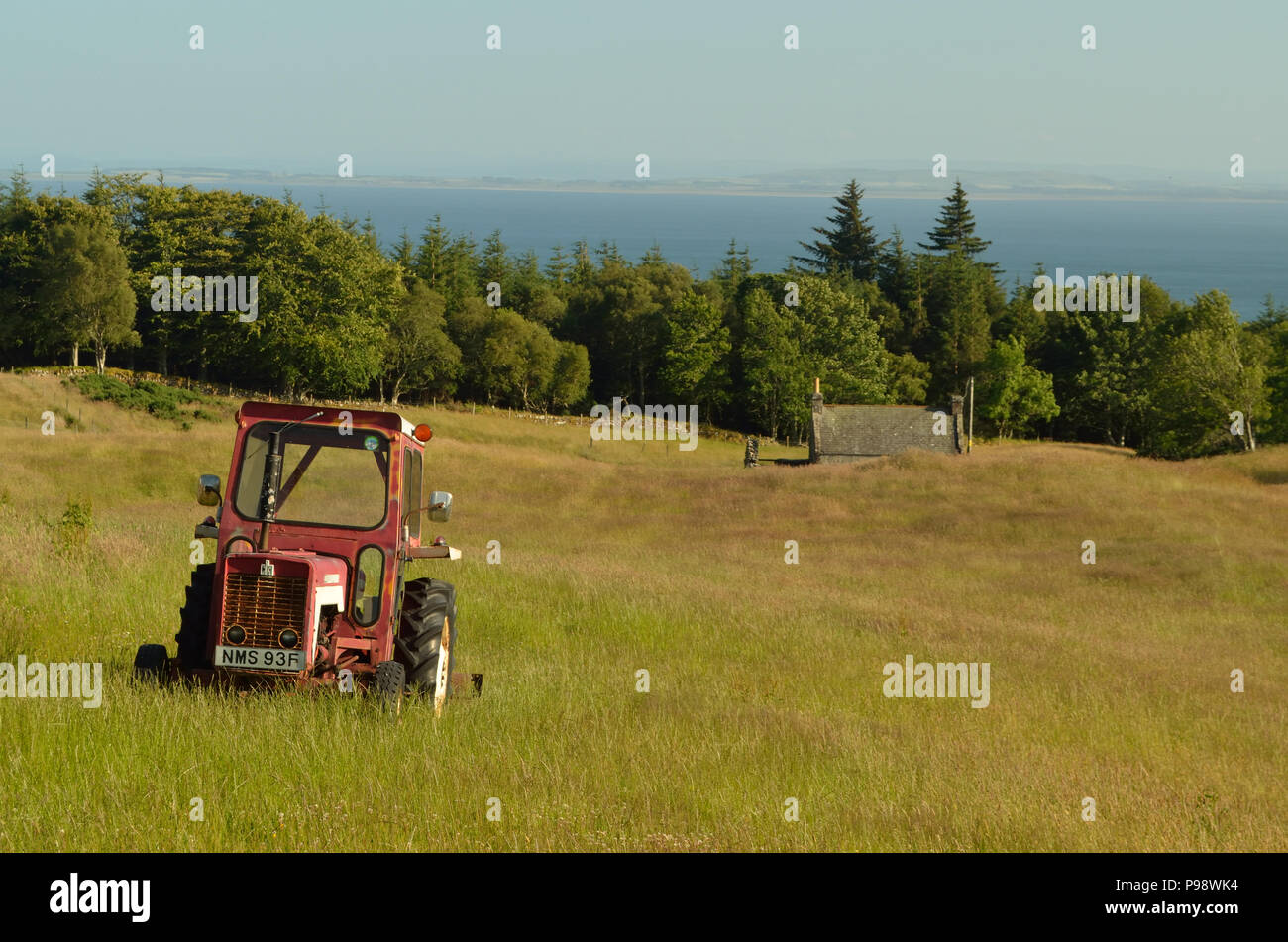 Un tracteur abandonné dans un champ à Backies, près de Golspie village dans les Highlands écossais Banque D'Images