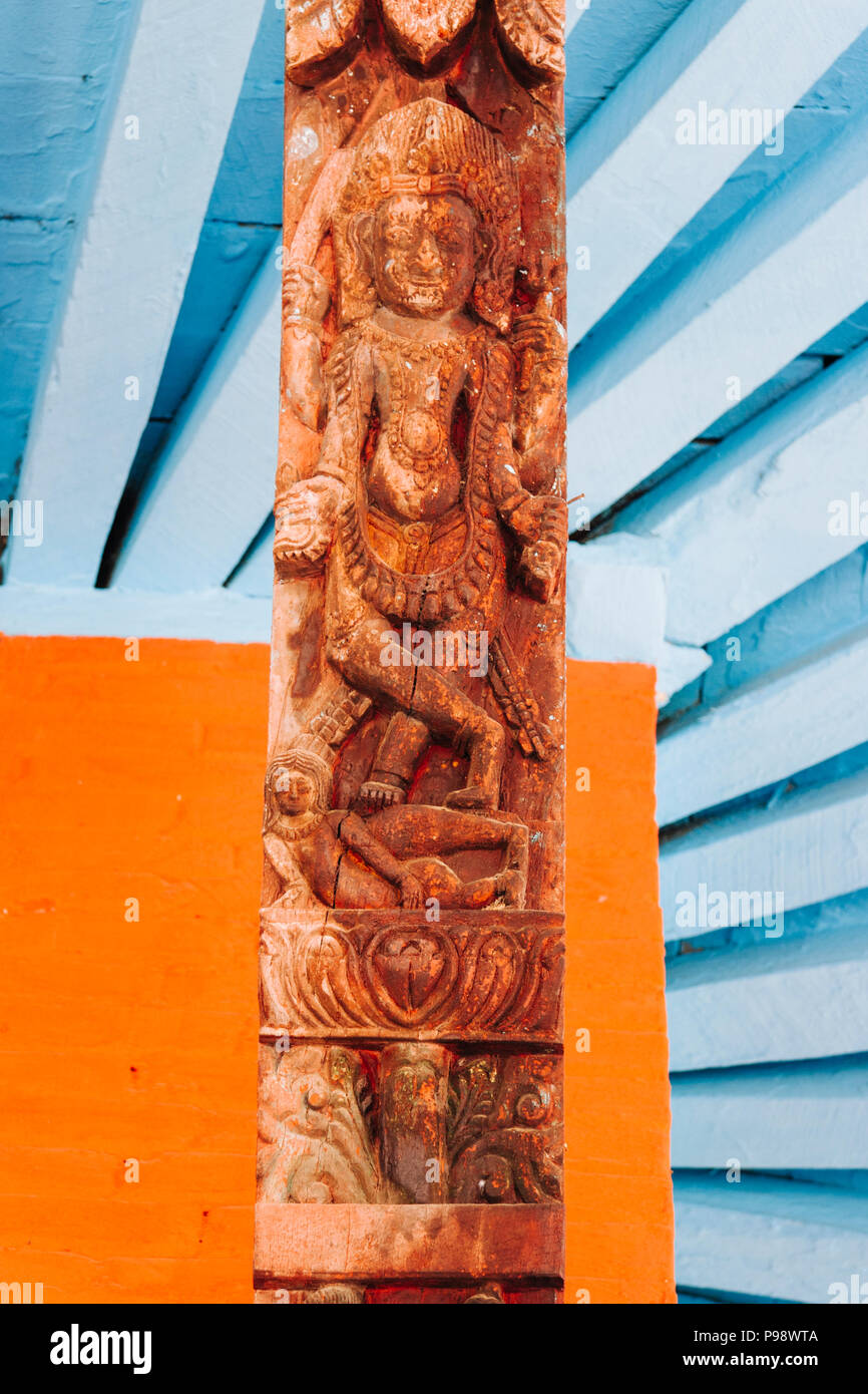 Katmandou, Népal Bagmati, Katmandou, Népal : la sculpture sur bois à un toit de la béquille (Tridevi trois déesses) Temple. Banque D'Images