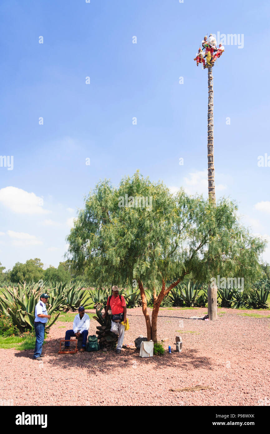 Teotihuacan, Mexique : Totonaques gens habillés en vêtements traditionnels effectuant les Voladores ou hommes volants d'une cérémonie nommée patrimoine culturel herit Banque D'Images