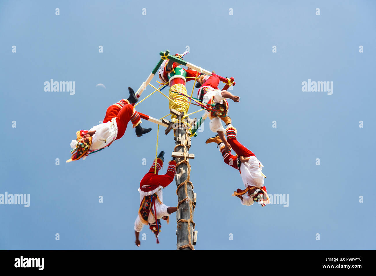 Teotihuacan, Mexique : Totonaques gens habillés en vêtements traditionnels effectuant les Voladores ou hommes volants d'une cérémonie nommée patrimoine culturel herit Banque D'Images
