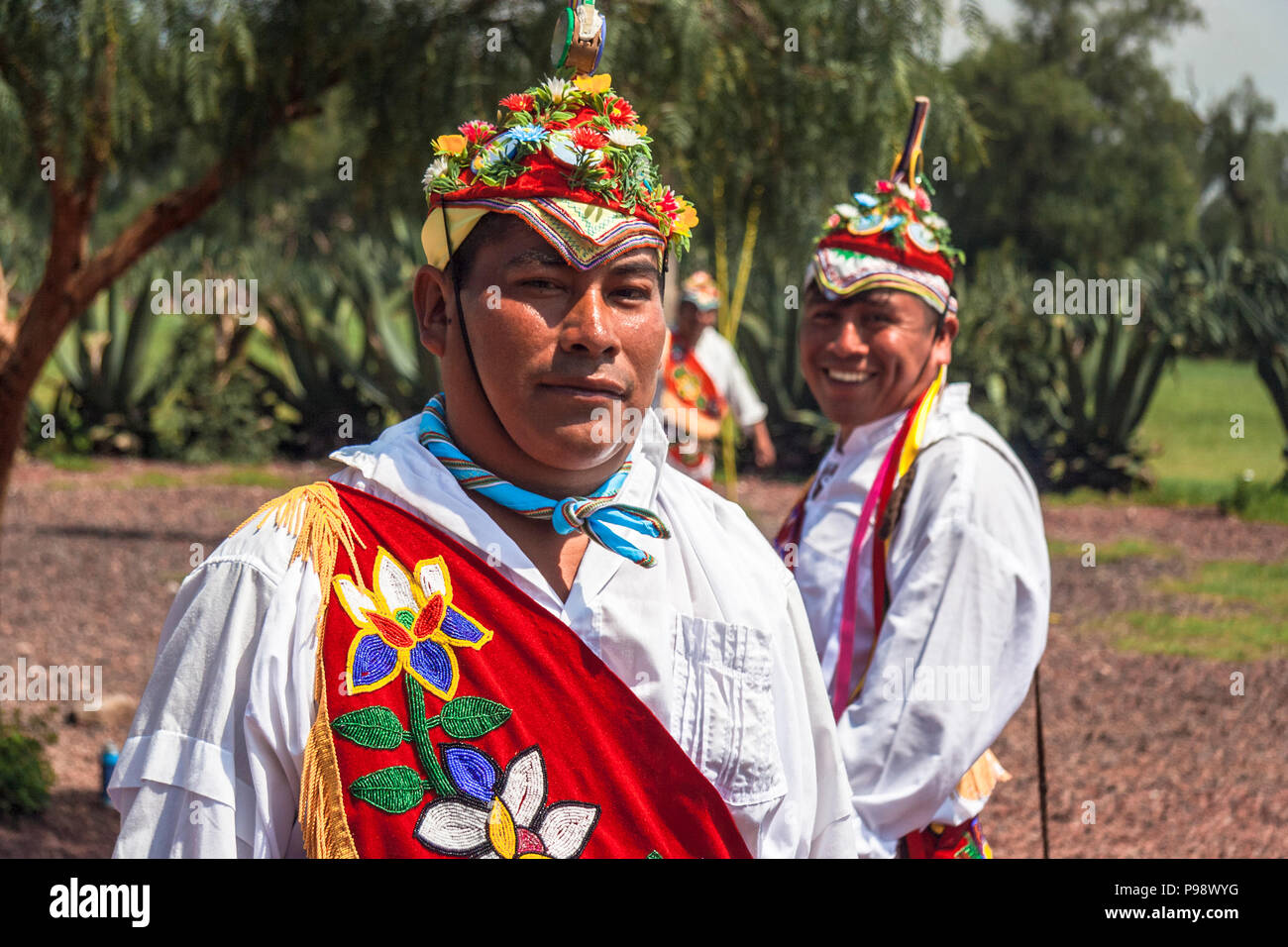 Teotihuacan, Mexique : Portrait de Totonaques hommes habillés en vêtements traditionnels après avoir effectué les Voladores ou hommes volants nommé cérémonie une immobilisation incorporelle Banque D'Images