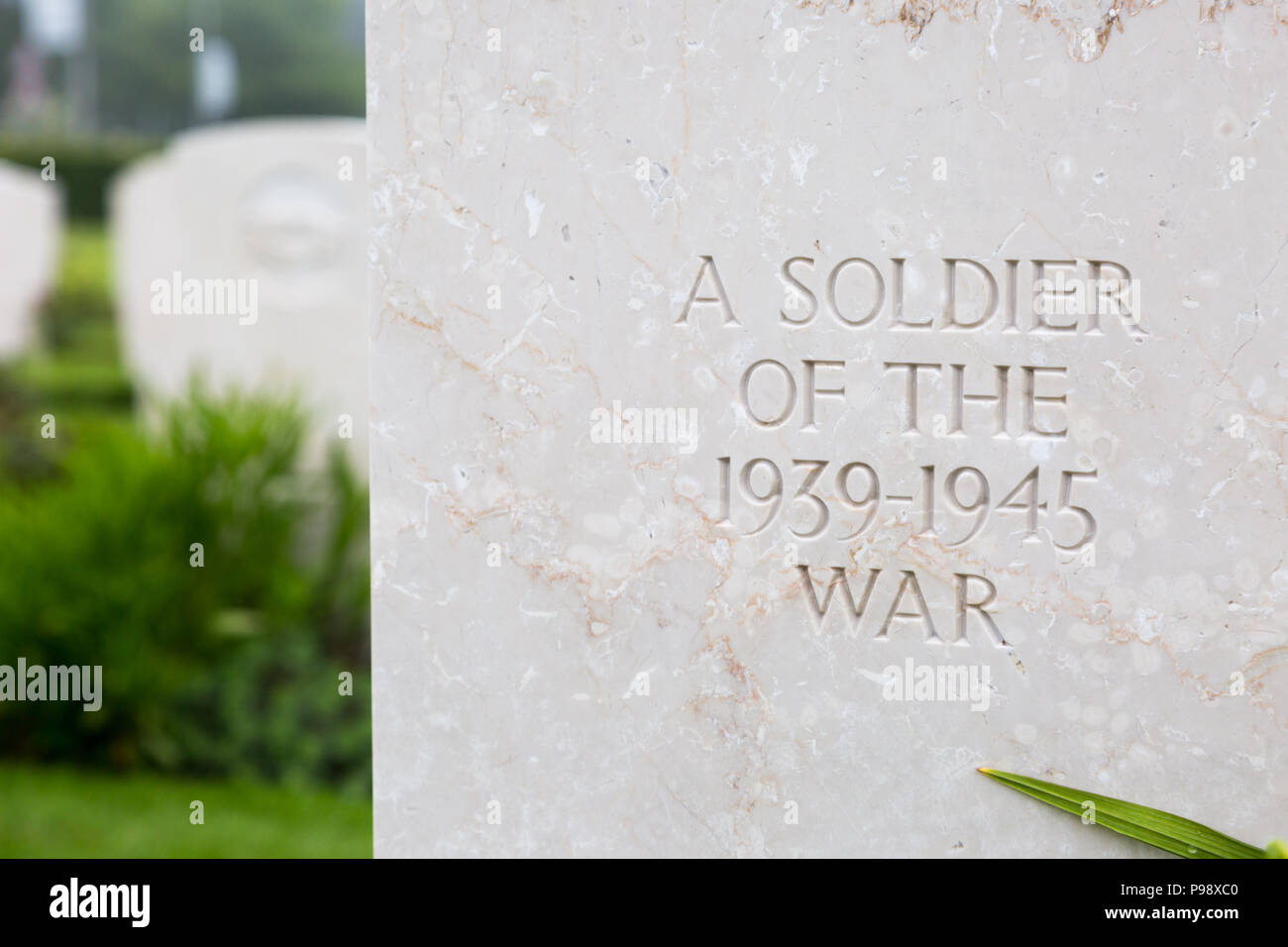 Pierre tombale en Belgique montrant un soldat de la guerre 1939-1945 Banque D'Images