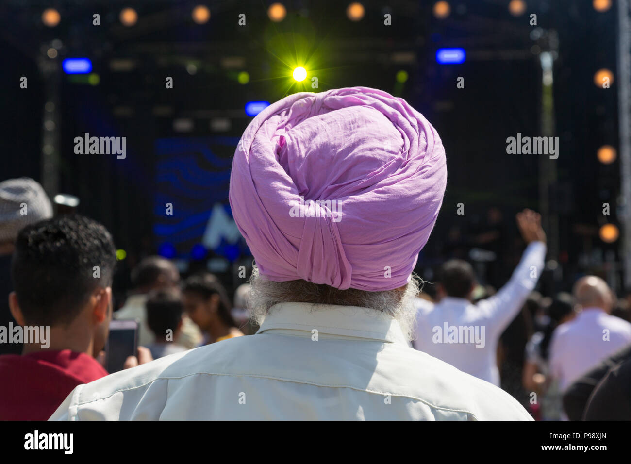 L'homme Indien sikh portant un turban de couleur lilas, UK Banque D'Images