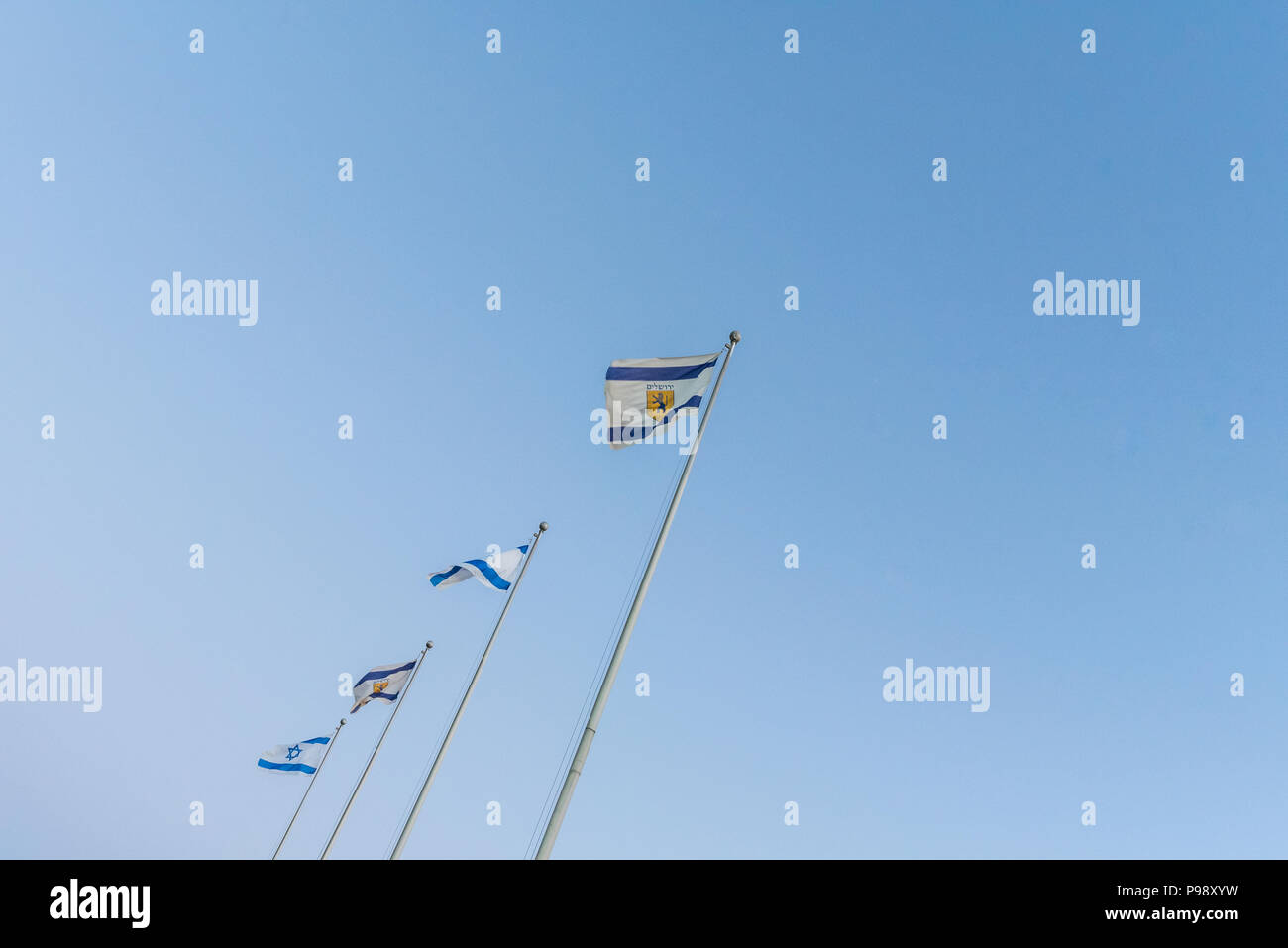 Jérusalem, 12 juillet 2018 : drapeau israélien et le drapeau de la ville de Jérusalem Banque D'Images