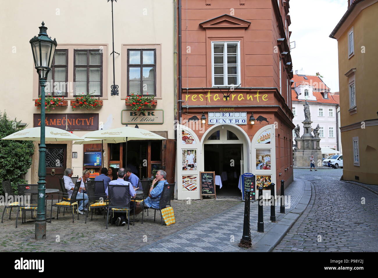 Bar U Klíčů et El Centro restaurant, Prokopská, avec au-delà de la Place de Malte, Malá Strana (Petit quartier), Prague, Tchéquie (République Tchèque) Banque D'Images