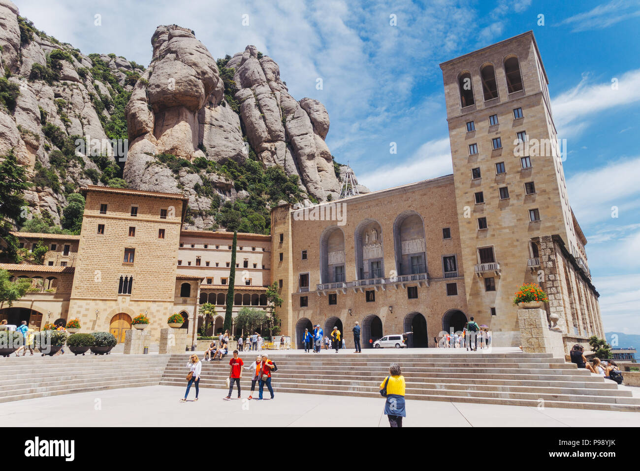 Les touristes à l'abbaye de Santa Maria de Montserrat, un monastère dans la gamme Pre-Coastal Catalan, au nord de Barcelone Banque D'Images