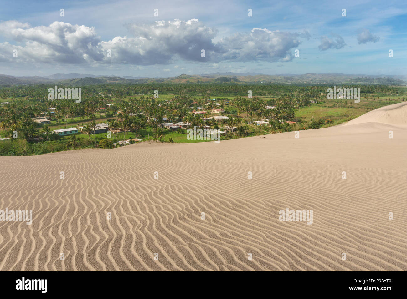 Vue depuis un sentier de randonnée au plus haut dans les dunes de Sigatoka Sand Dunes National Park, sur l'île de Viti Levu dans Fidji Banque D'Images