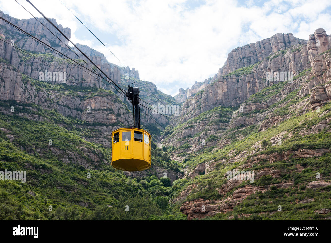 Le téléphérique jaune qui emmène les visiteurs jusqu'au monastère de Montserrat, près de Barcelone, en Espagne Banque D'Images