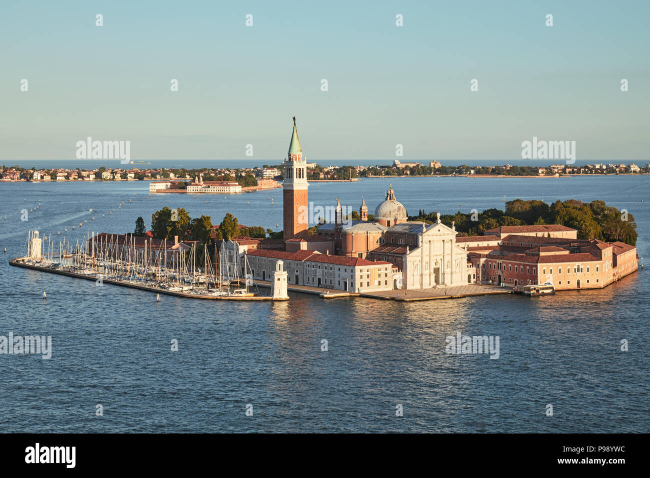 Vue aérienne de l'île de San Giorgio Maggiore et la basilique à Venise avant le coucher du soleil, de l'Italie Banque D'Images