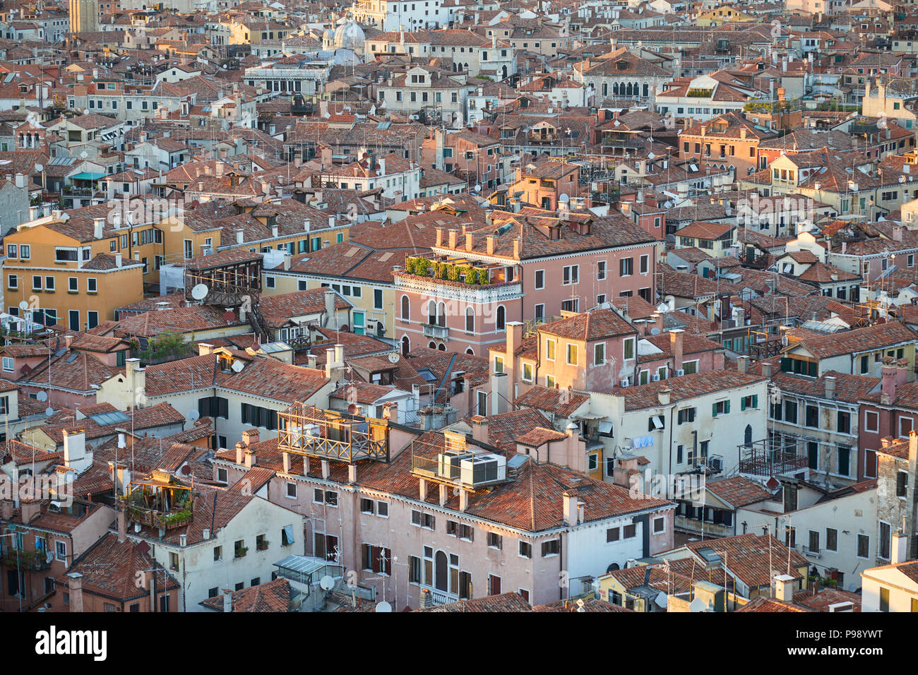 Vue aérienne de toits de Venise avant le coucher du soleil, de l'Italie Banque D'Images