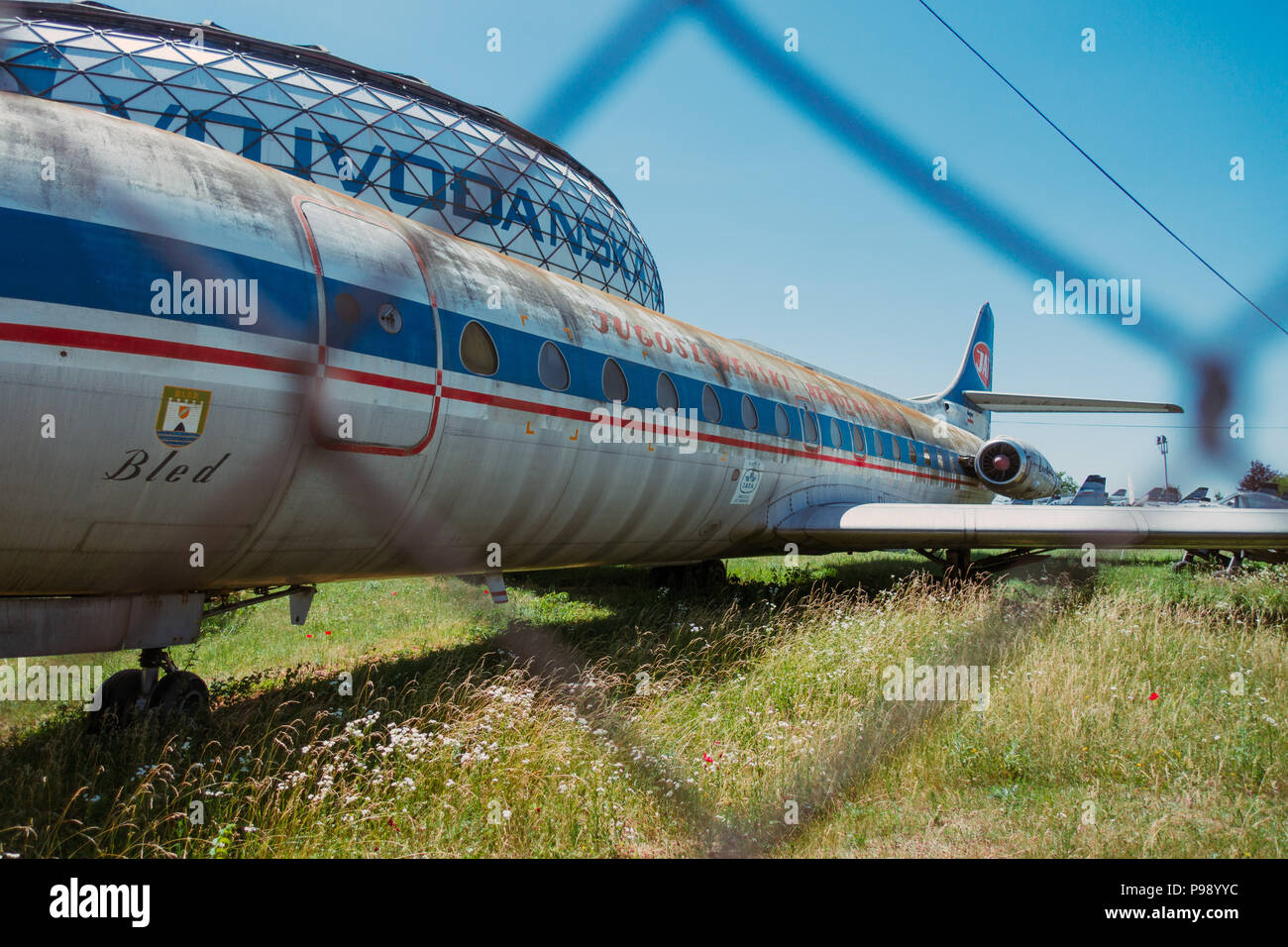 Négligé de l'ère yougoslave aéronefs en exposition dans le soleil de l'été à l'extérieur du Musée aéronautique Belgrade, Serbie Banque D'Images