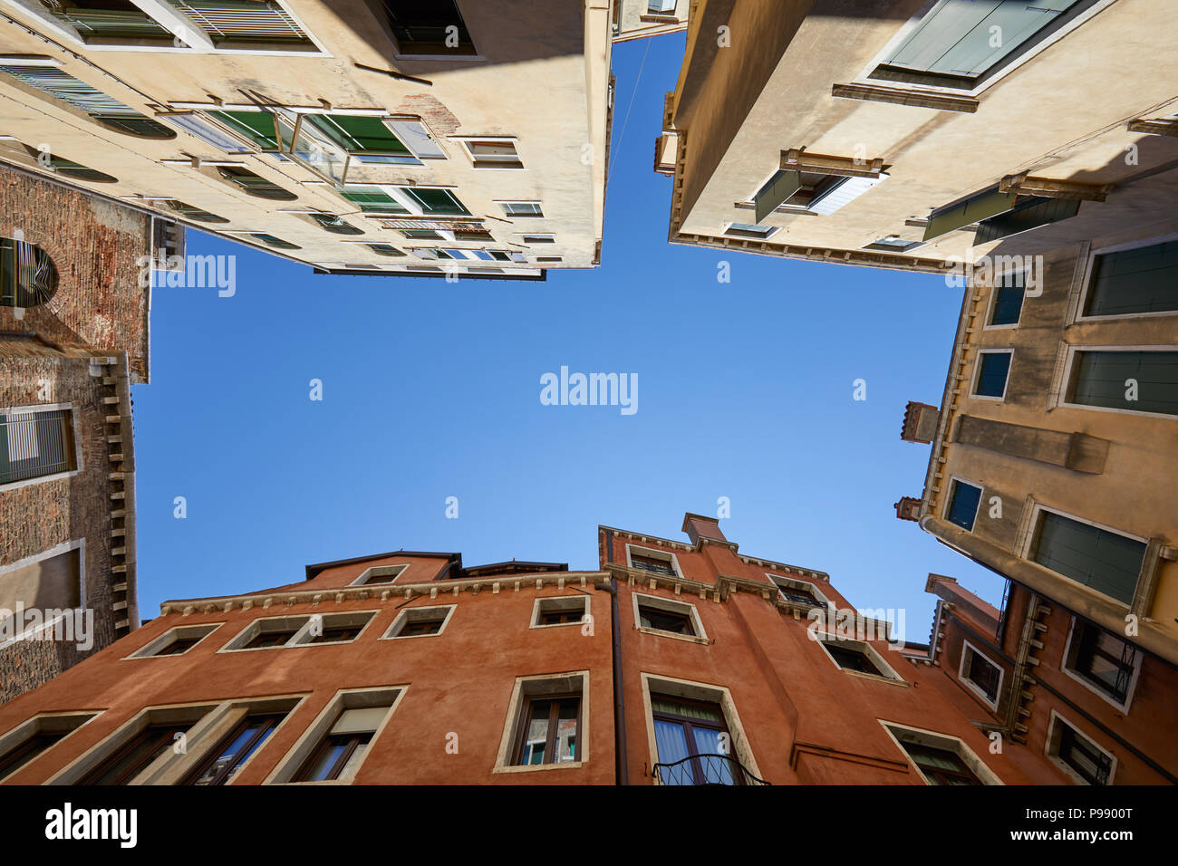 Façades de maisons et bâtiments de Venise low angle view dans une journée ensoleillée, ciel bleu en Italie Banque D'Images