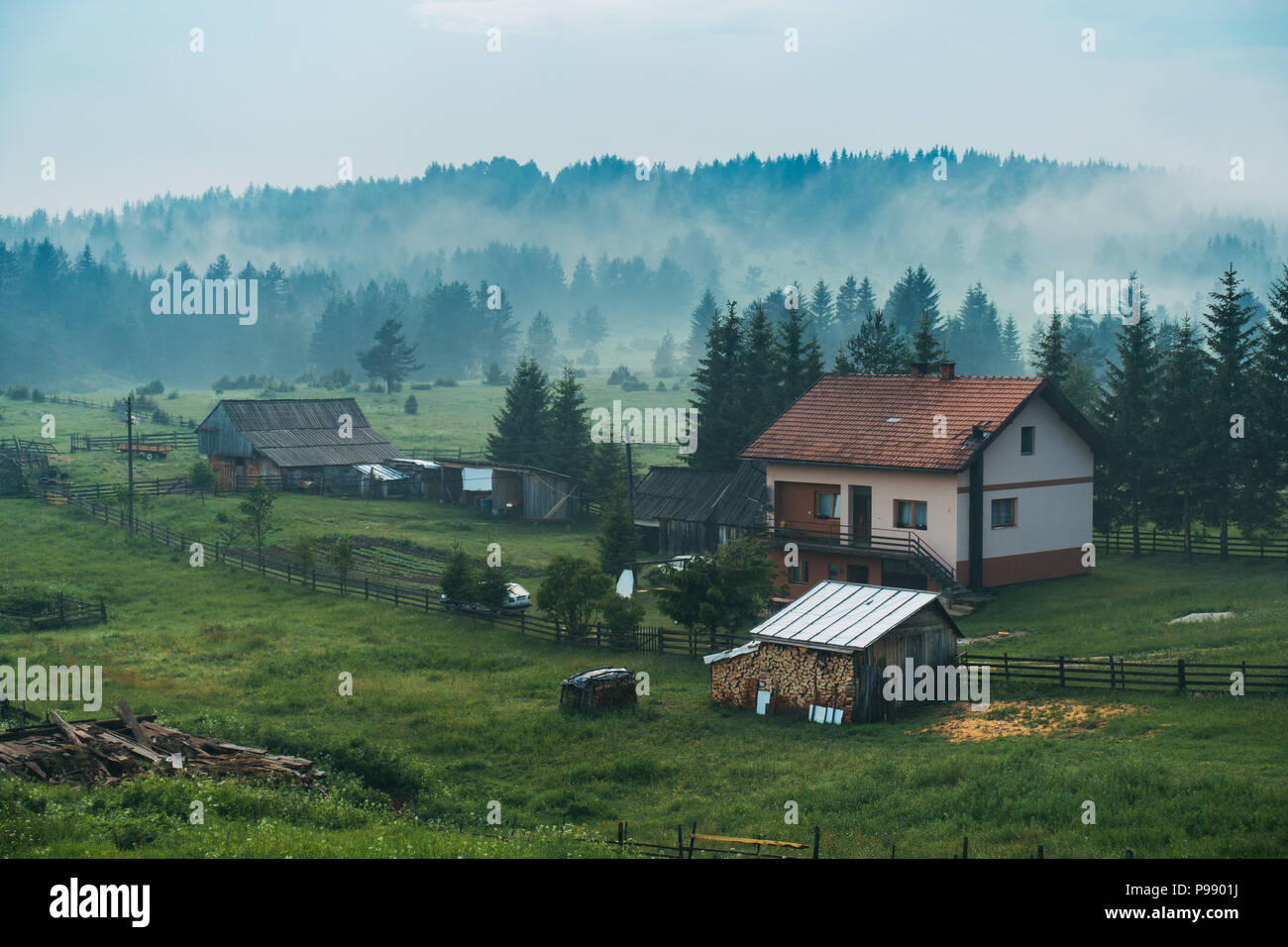 Brume du soir s'installe sur un petit village dans la campagne dans la Republika Srpska, Bosnie-Herzégovine Banque D'Images