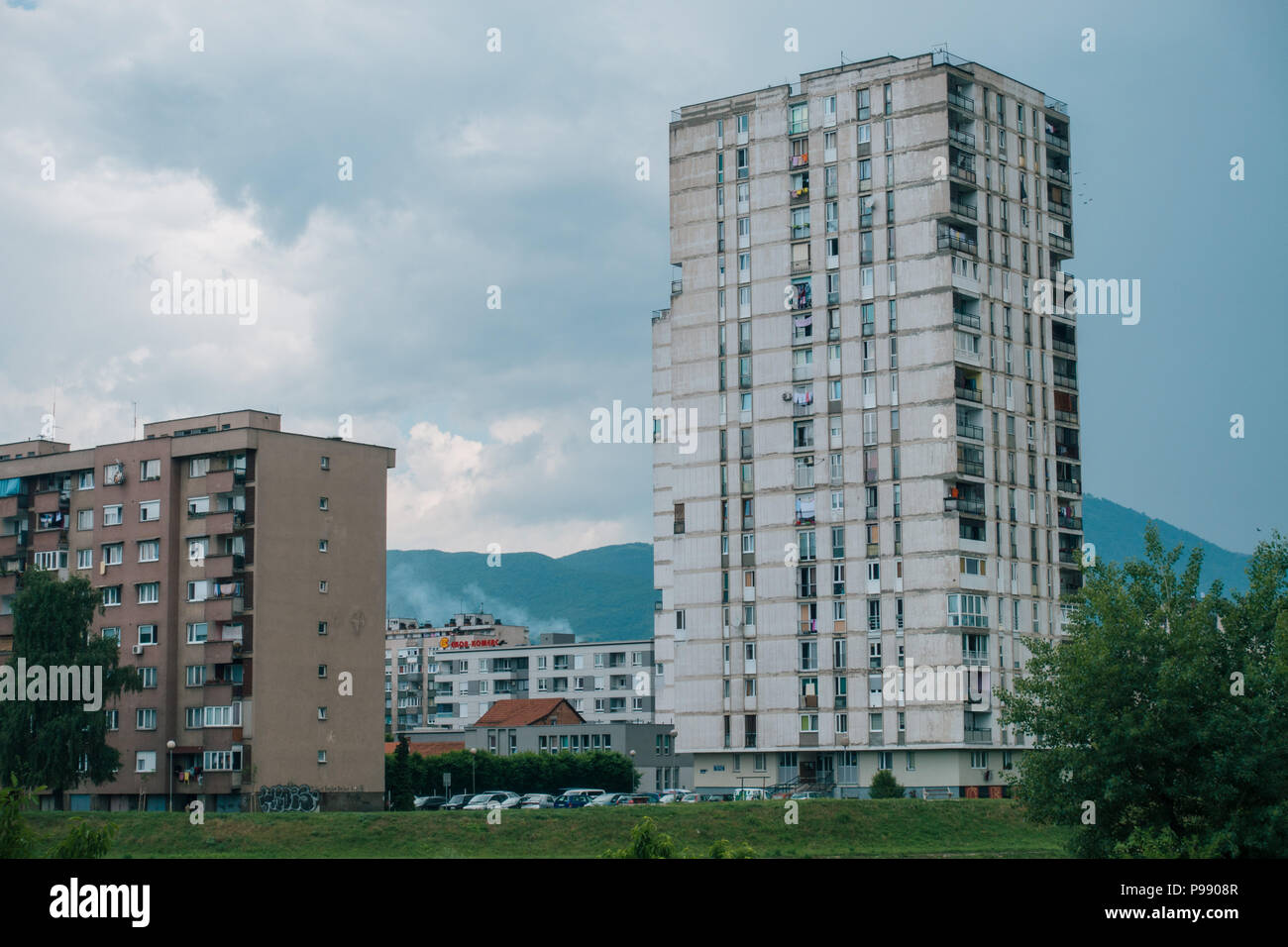 Appartements rectangulaires simples dans la ville de Zenica, Bosnie-Herzégovine Banque D'Images