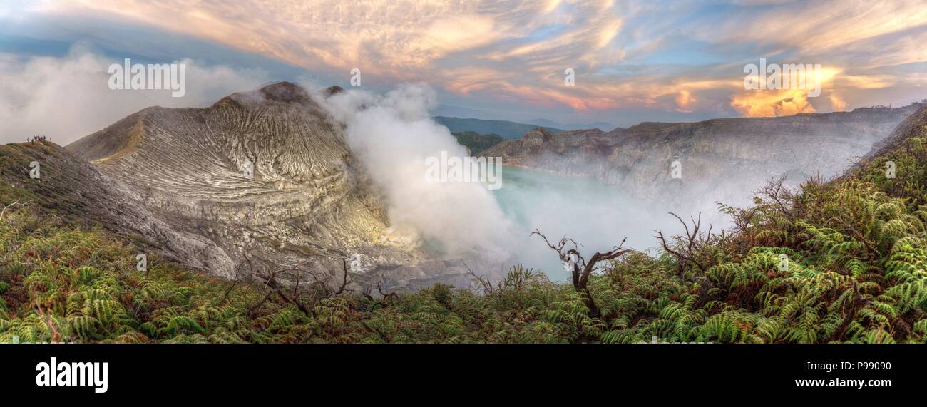 De magnifiques nuages sur le cratère volcanique actif de Kawah Ijen au lever du soleil, l'Est de Java, Indonésie Banque D'Images
