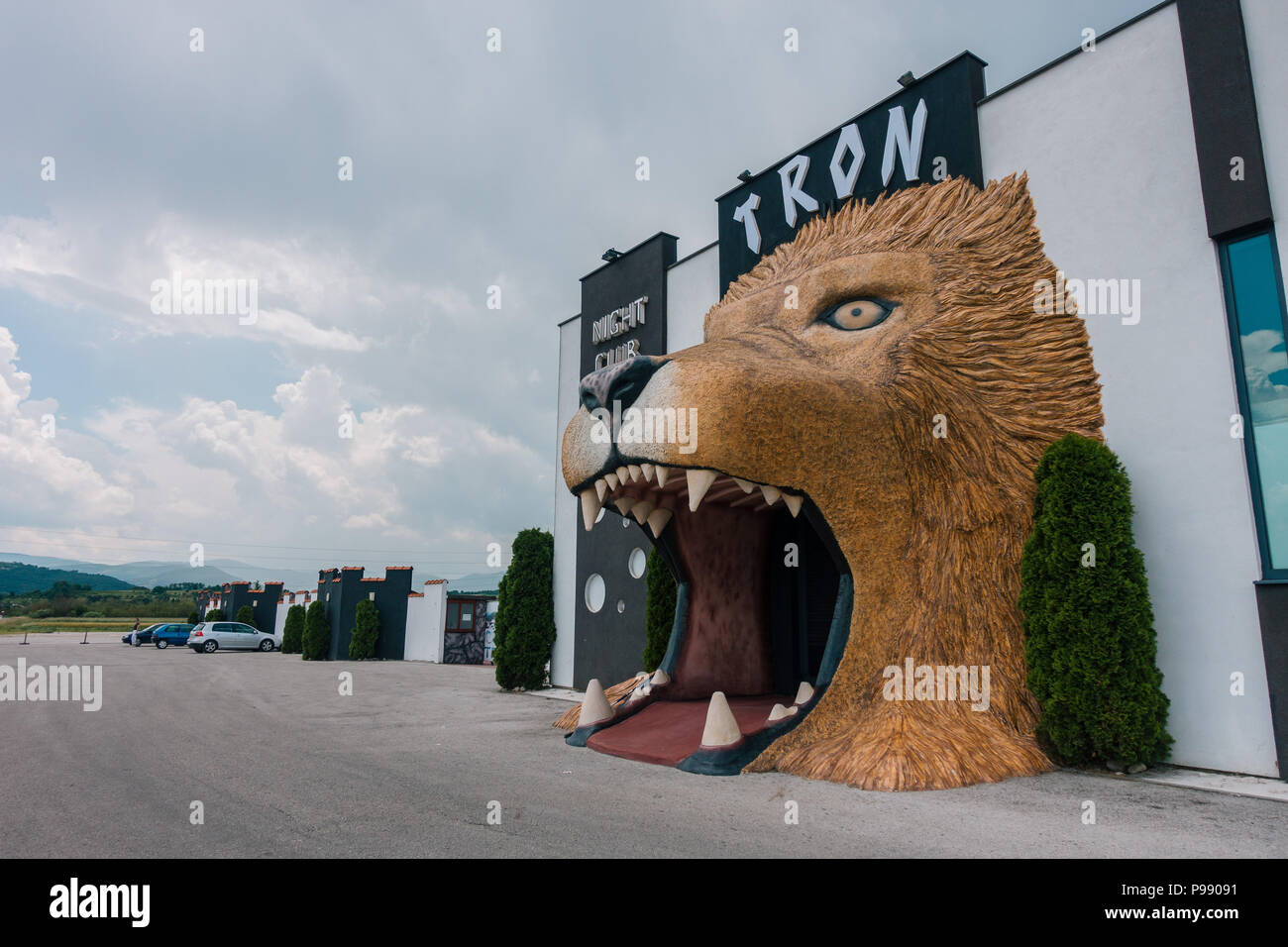 Le lion géant bouche entrée de Tron discothèque, près de Travnik, Bosnie et Herzégovine Banque D'Images