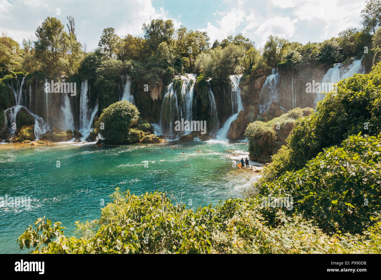 Cascade de Kravica, une magnifique cascade fréquentés par les touristes dans le chaud des étés des Balkans. Situé sur la rivière Trebižat près de Ljubuški, BiH Banque D'Images
