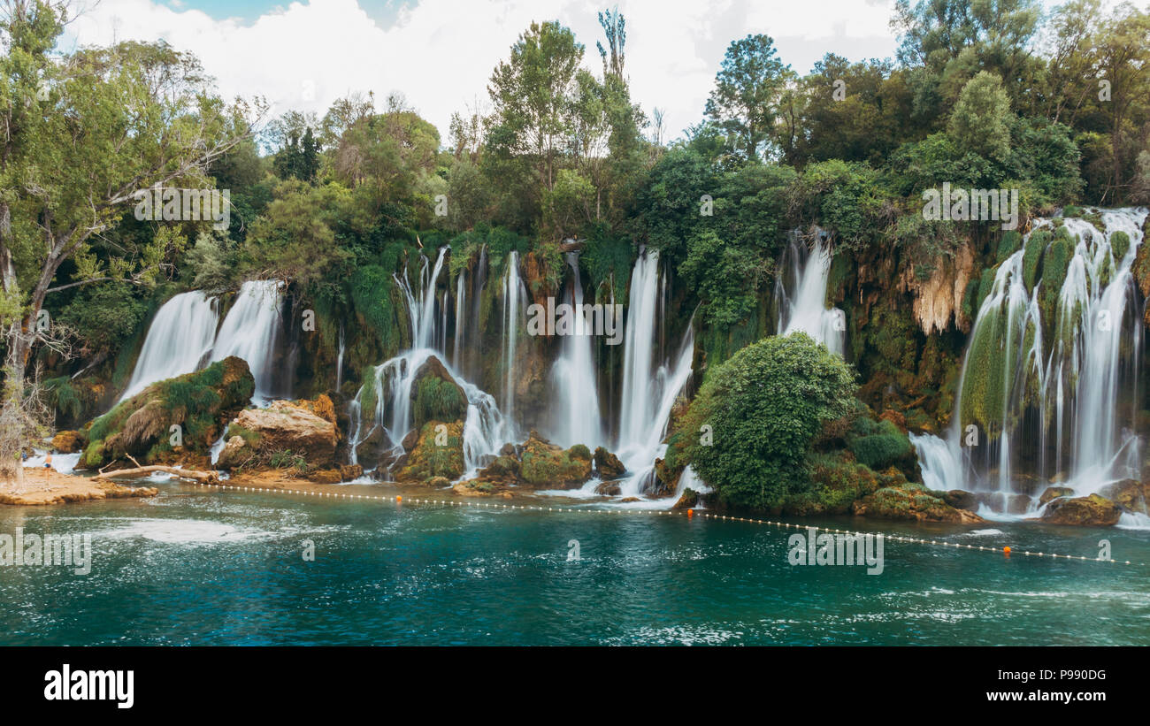 Cascade de Kravica, une magnifique cascade fréquentés par les touristes dans le chaud des étés des Balkans. Situé sur la rivière Trebižat près de Ljubuški, BiH Banque D'Images