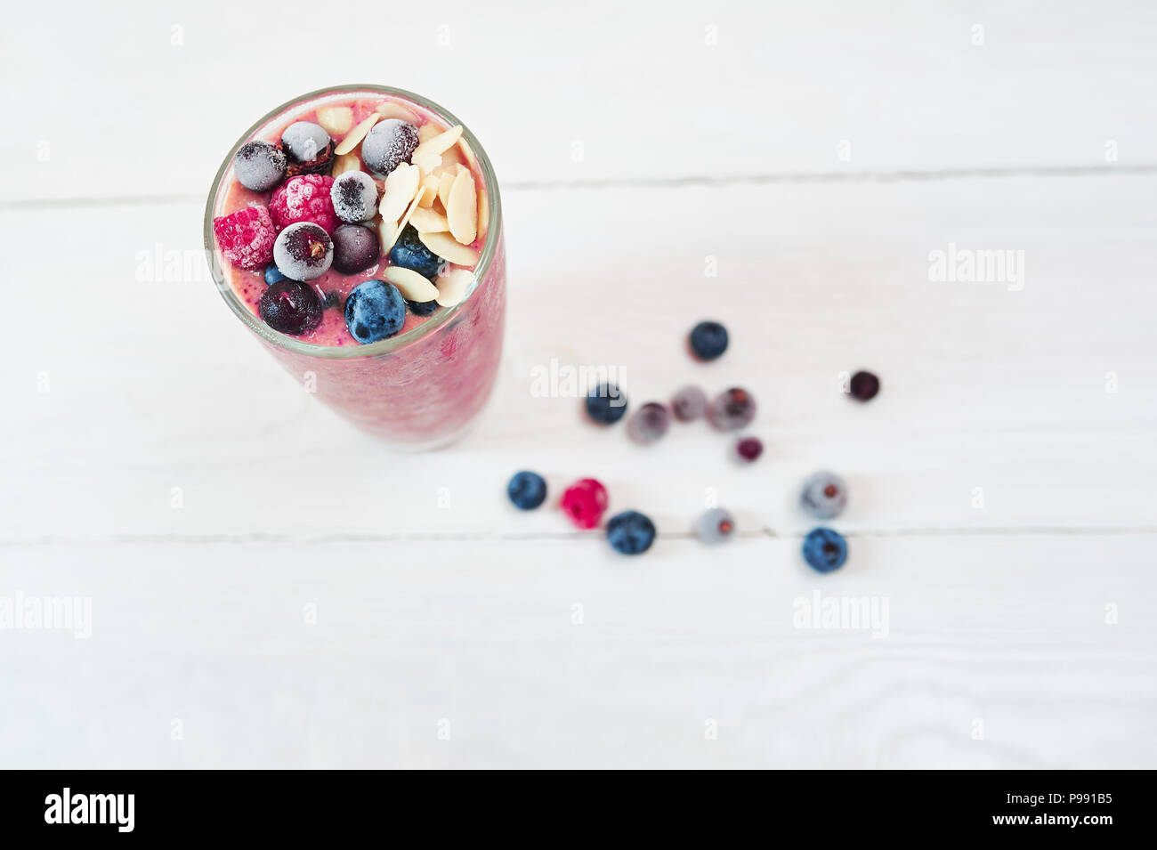Verre de pink smoothies aux fruits milk-shake ou un cocktail sur fond blanc, petit déjeuner végétalien, avec une place pour votre texte, concept de matières premières alimentaires Banque D'Images