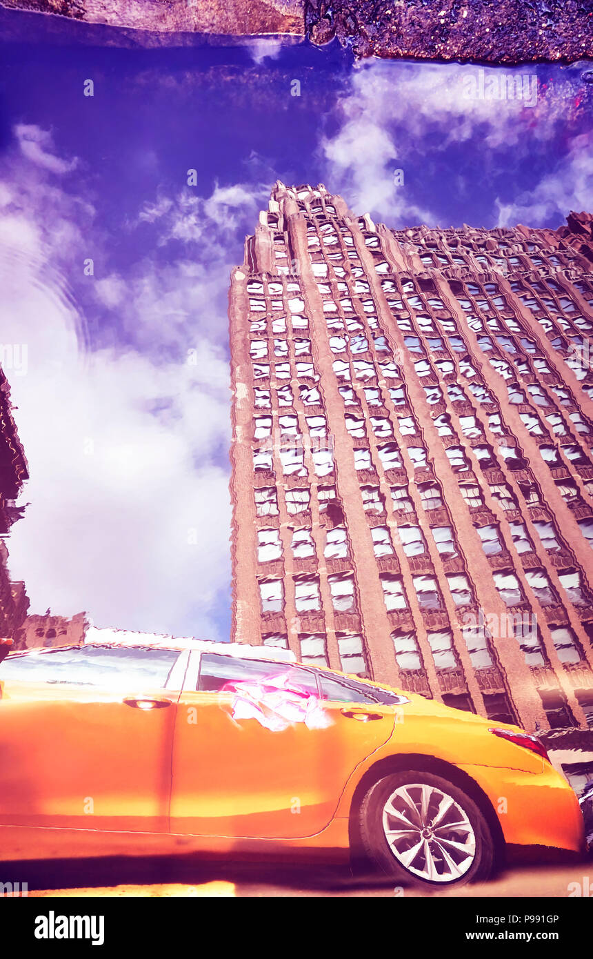 Vue déformée de New York City taxi jaune reflété dans une flaque, tons de couleur photo, USA. Banque D'Images