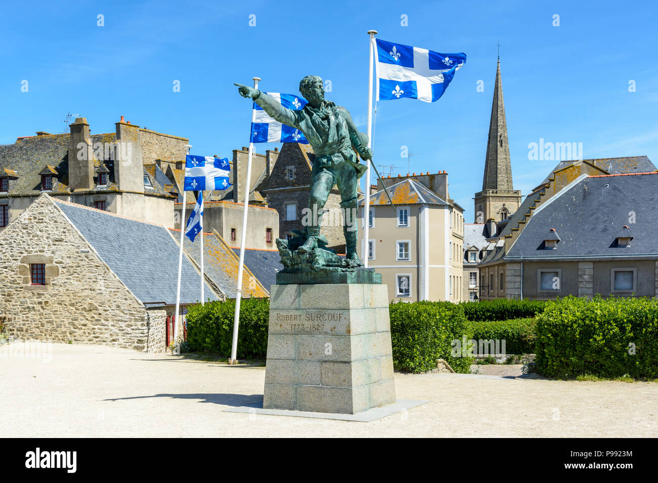 La statue en bronze de Robert Surcouf, corsaire français né à Saint-Malo, est une œuvre d'art par Alfred Caravanniez et a été érigée Place du Québec en 1903. Banque D'Images