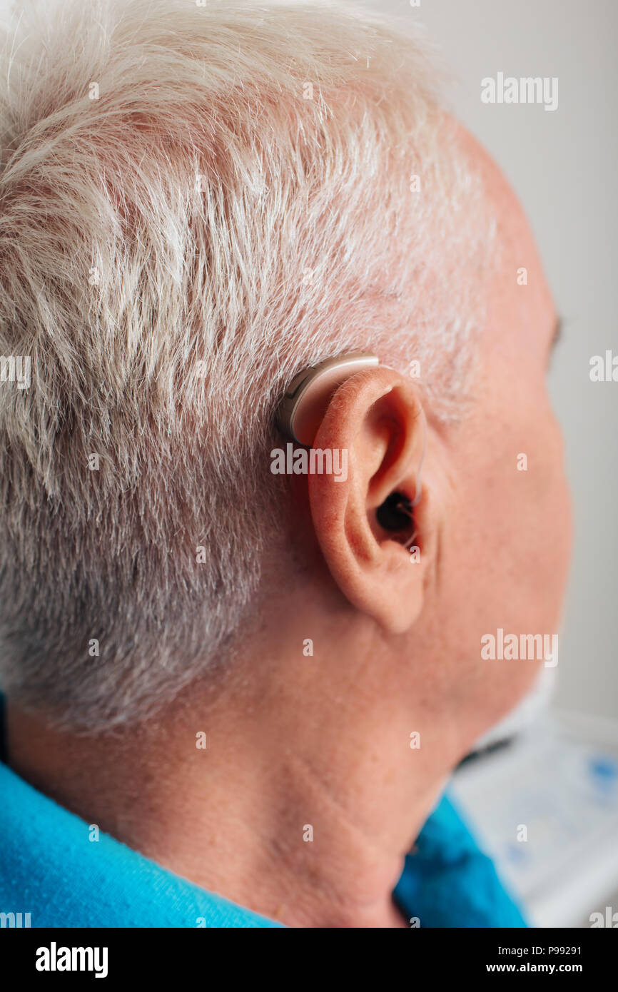 L'aide auditive sur l'oreille d'un patient âgé, close-up Banque D'Images