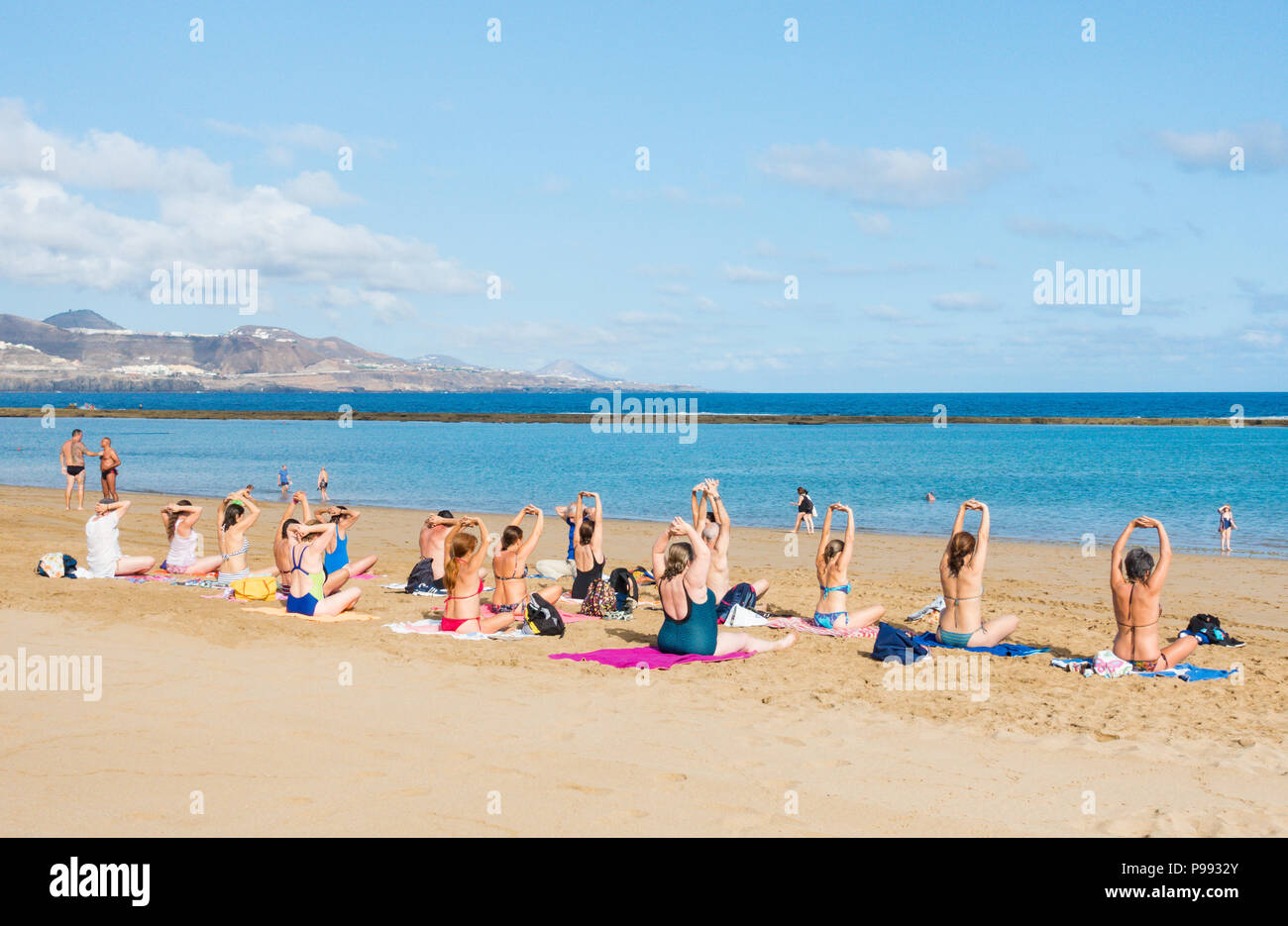 Samedi matin de yoga sur la plage Playa de Las Canteras à Las Palmas de Gran Canaria, Îles Canaries, Espagne Banque D'Images