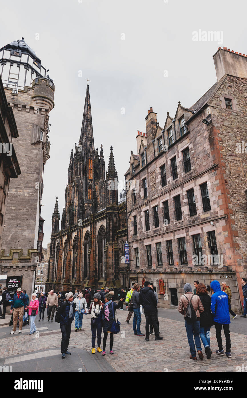 Royal Mile, la rue touristique de la vieille ville d'Edimbourg en Ecosse, avec Tron Kirk, ancienne église gothique, maintenant fonctionné comme le moyeu Banque D'Images