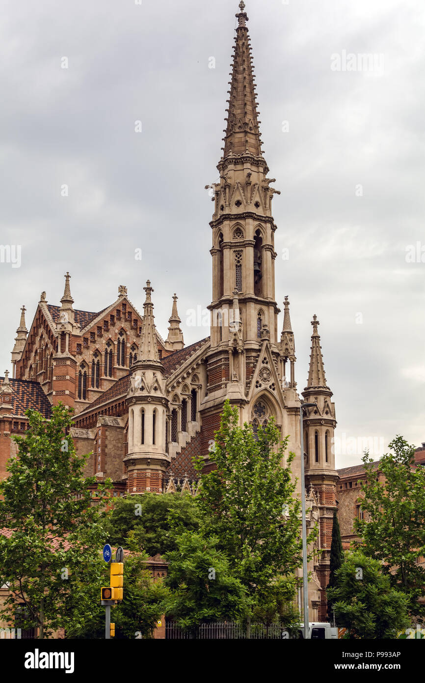 L'église paroissiale néo-gothique de Sant Francesc de Sales à Barcelone. La longue et mince clocher est flanqué de deux pinacles latéraux qui se reproduit dans des Banque D'Images