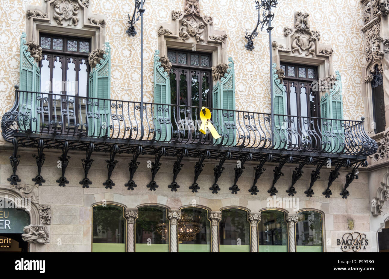 Ruban jaune accroché sur la Casa Amatller (Amatller Chambre) balcon. Des rubans jaunes sont placés tout au long de Barcelone comme un symbole de solidarité avec le Banque D'Images