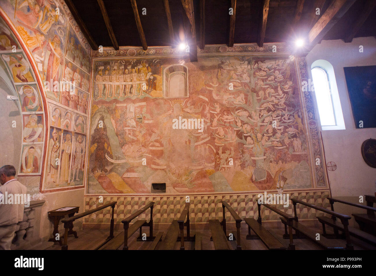 Italie,Lombardie,Abbadia Lariana,Église de S. Giorgio del Crebbio. La nef avec un trussed plafond est du 12ème siècle et le presbytère du 14e au 15e siècle. Banque D'Images