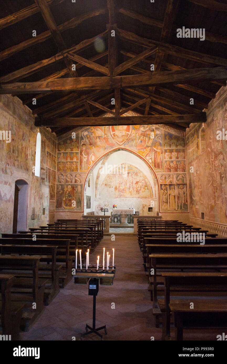 Italie,Lombardie,Abbadia Lariana,Église de S. Giorgio del Crebbio. La nef avec un trussed plafond est du 12ème siècle et le presbytère du 14e au 15e siècle. Banque D'Images