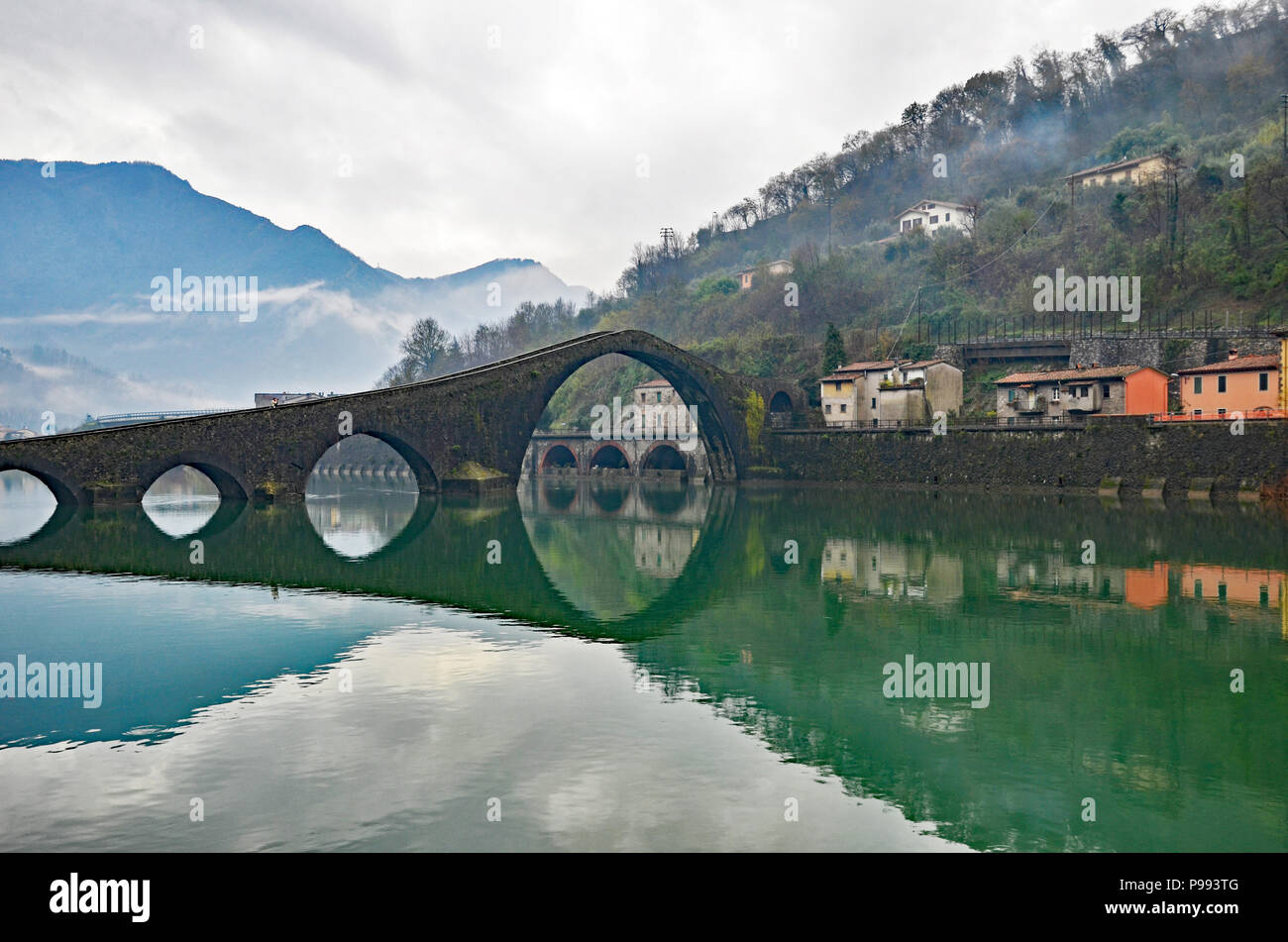 Ponte della Maddalena - le pont de Marie de Magdala - communément appelé le Pont du Diable, Lucca, Toscane, Italie Banque D'Images