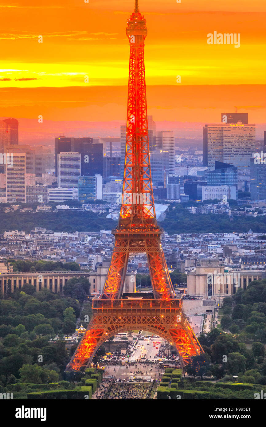 Paris, France - 30 juin 2017:libre de la Tour Eiffel dans Ciel de coucher du soleil à partir de la terrasse panoramique de la Tour Montparnasse. Capitale Française. Vue aérienne de toits de Paris, destination touristique populaire. La verticale. Banque D'Images